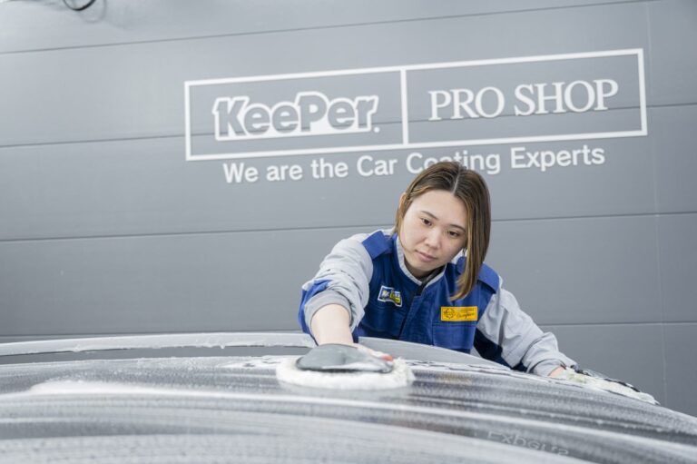 KeePer PRO SHOP認定の専用ブースでコーティングを施工している様子